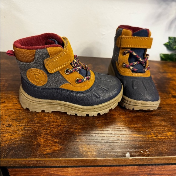 Carter Toddler Snowboots Size 7 - Picture 1 of 10